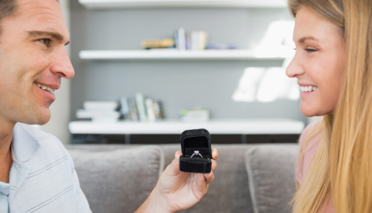 Comment choisir une bague avec diamant en argent pour un cadeau ? 